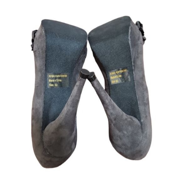 🎈Charming Charlie gray Suede Ruffled Heels Siz… - Picture 8 of 8